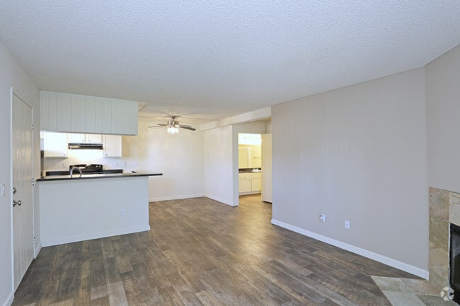 1 BR, 1 BA - 692 SF