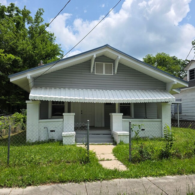 Beautifully Renovated 3 Bedroom 1 Bath Home - Beautifully Renovated 3 Bedroom 1 Bath Home