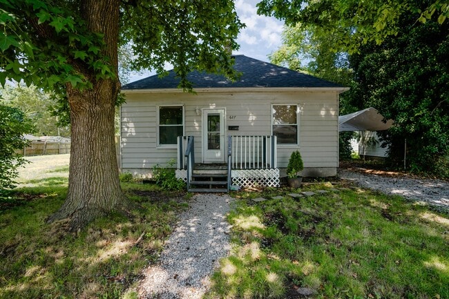 Building Photo - 627 Monroe St Rental