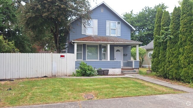 Building Photo - 4 bedroom 2.5 bath home with main level be...