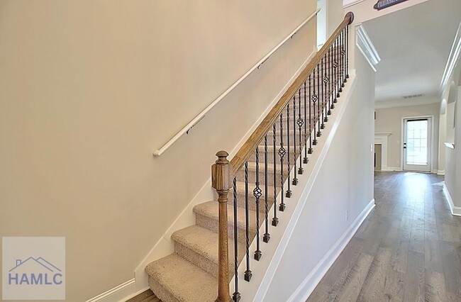 Photo - 220 Fairview Dr NE