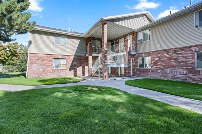 Building Photo - Darling 2 Bed 1 Bath Condo in Rexburg - with Optix internet included! Unit 104