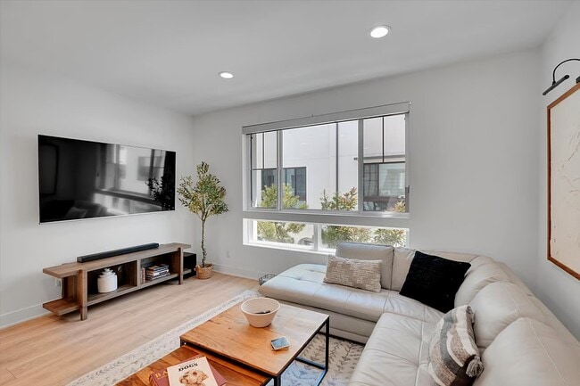 Photo - 2927 Exposition Pl