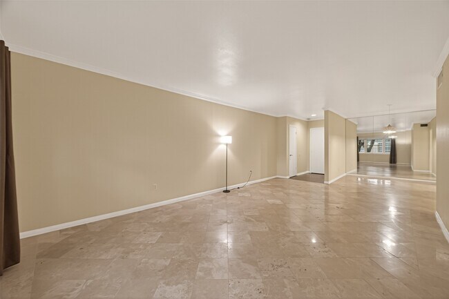 Photo - 2600 Bellefontaine Unit B 24