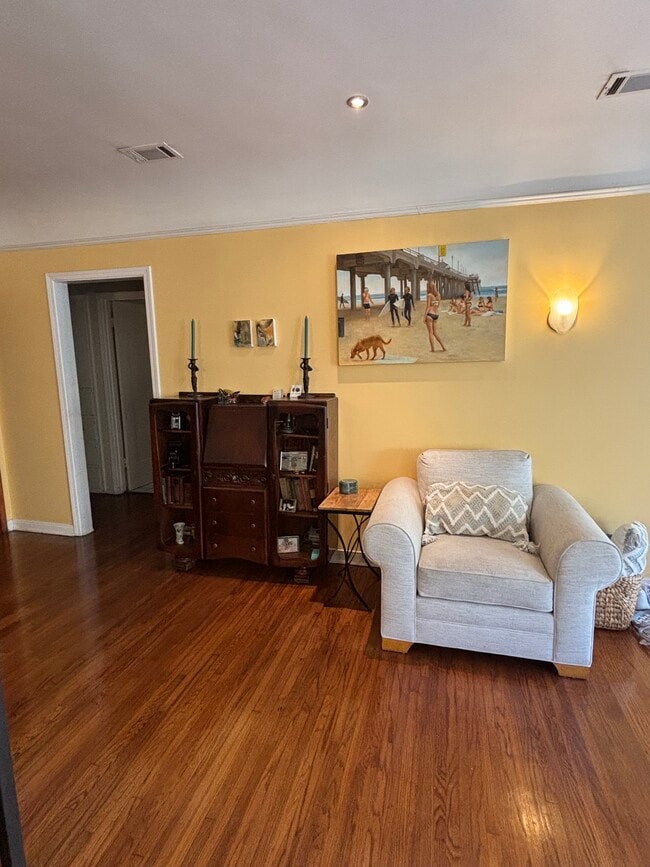 Spacious LR - vaulted ceiling