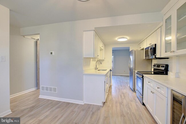 Photo - 1844 Sharwood Pl