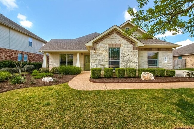 Building Photo - 18720 Royal Pointe Dr