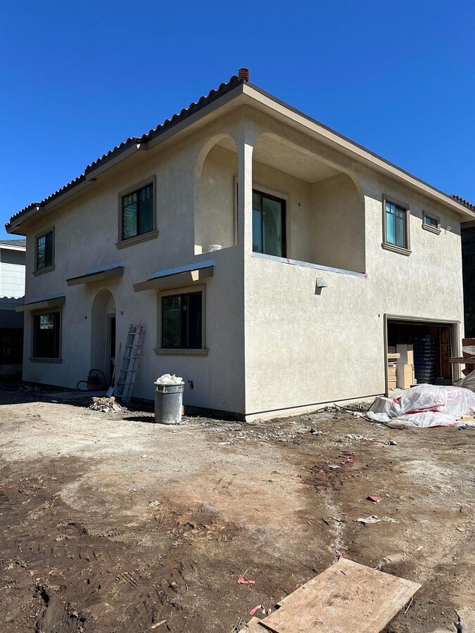 Photo - 261 Robie St W