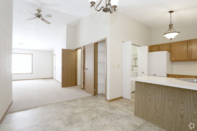 2 habitaciones, 2 baños - Comedor - Hill Meadow Apartments