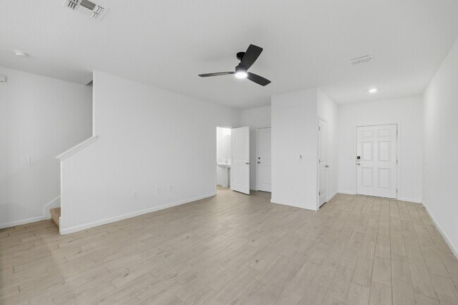 3-Bedroom Oak Hammock Townhome – Internet Included!