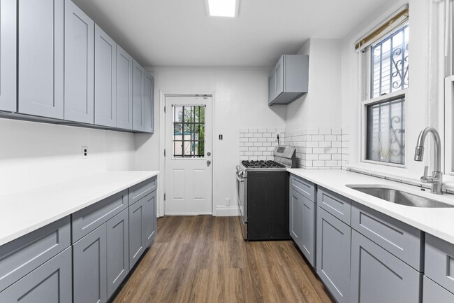 Building Photo - 296 Pearsall Ave