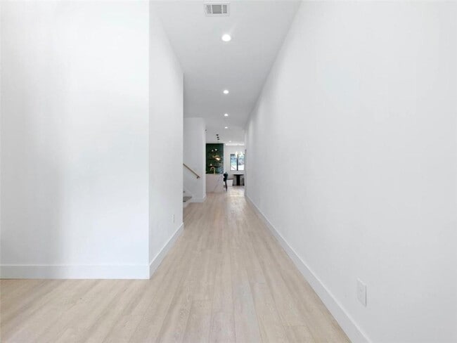 Photo - 379 Enota Pl SW
