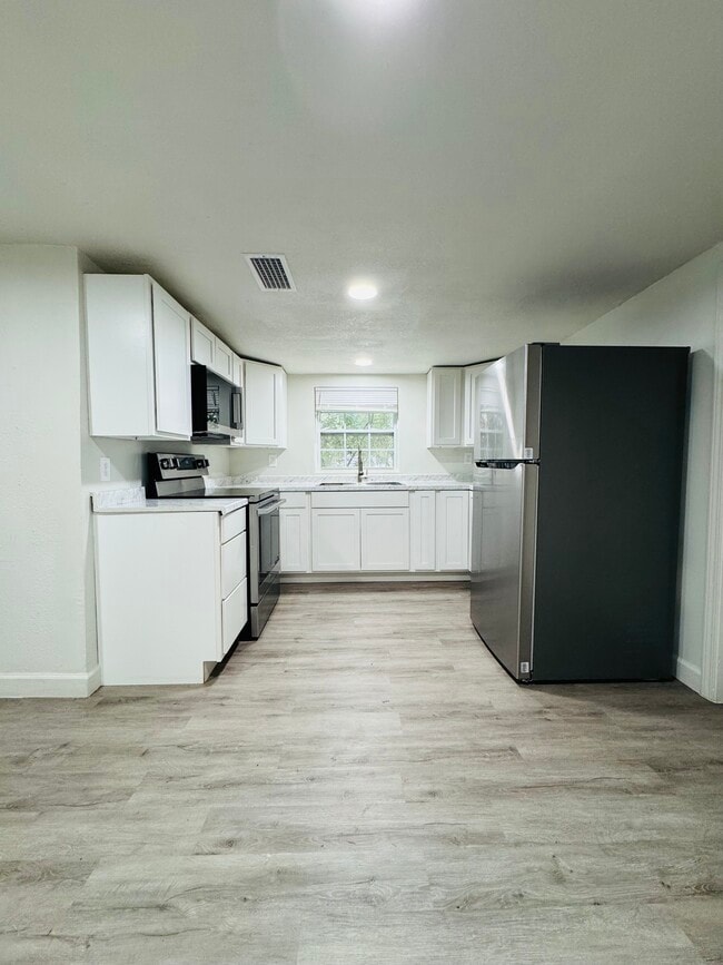 Kitchen - 7635 Pickett St