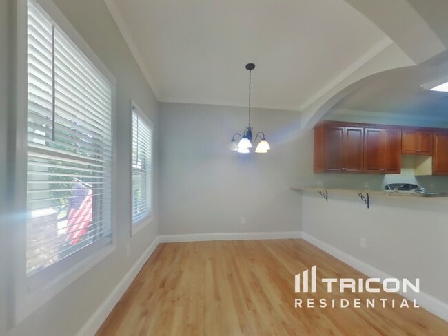 Photo - 700 St James Pl