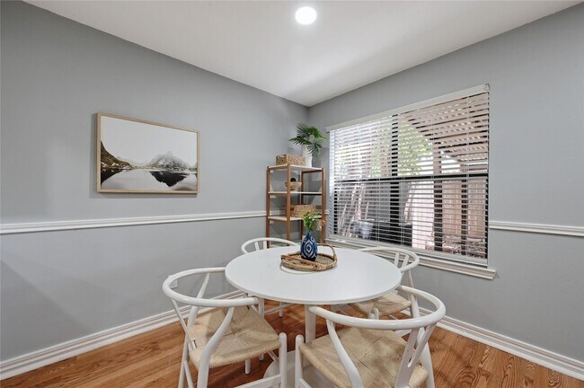 Photo - 512 Eberhart Ln Unit 303