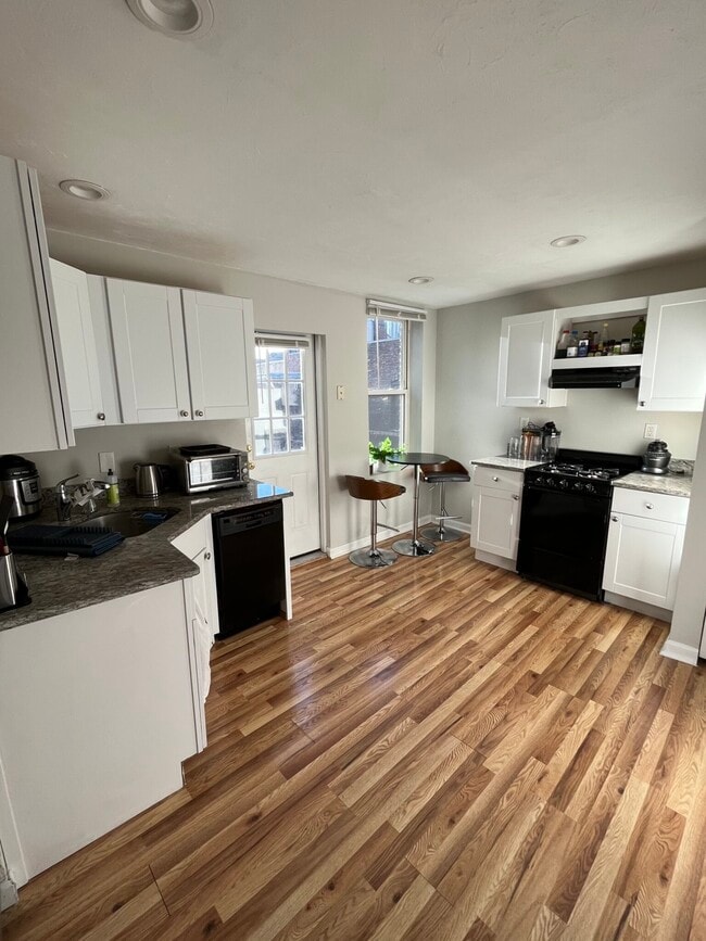 Photo - 233 Hanover St