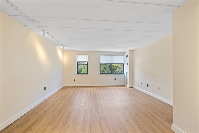Photo - 1933 Commonwealth Ave Condo