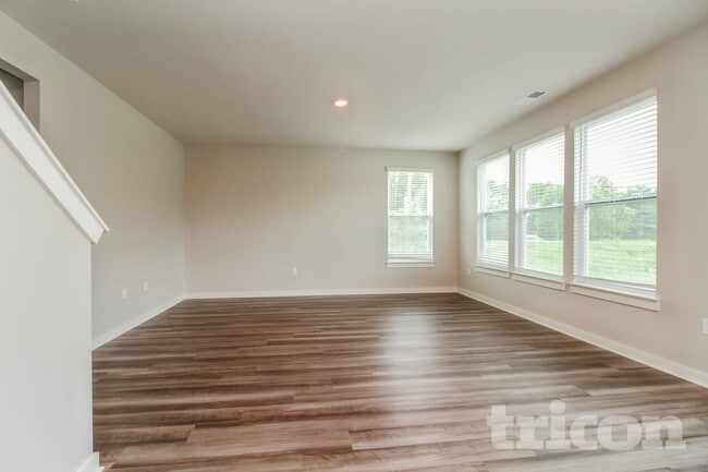 Photo - 1748 Lannister Ave