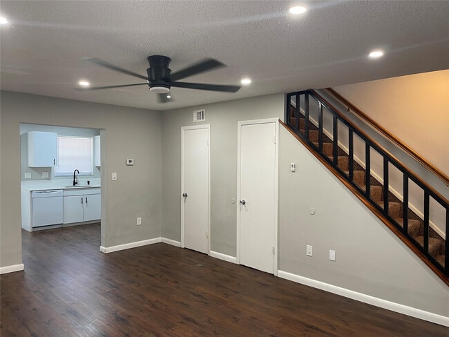 Photo - 2017 Oleander Blvd