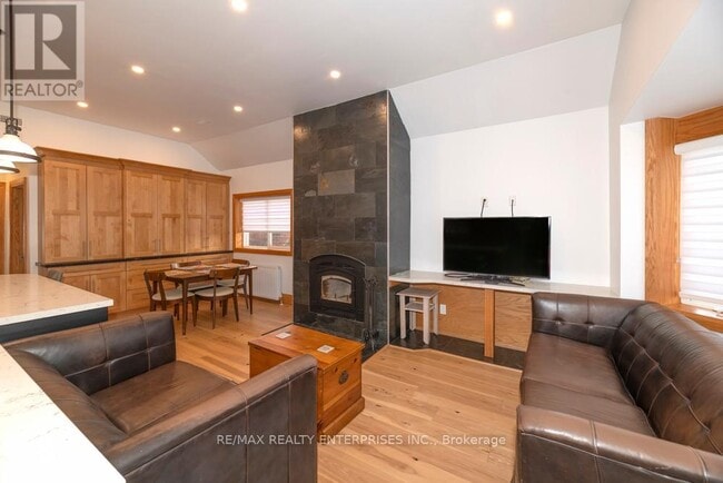 Photo - 837 Kingston Rd