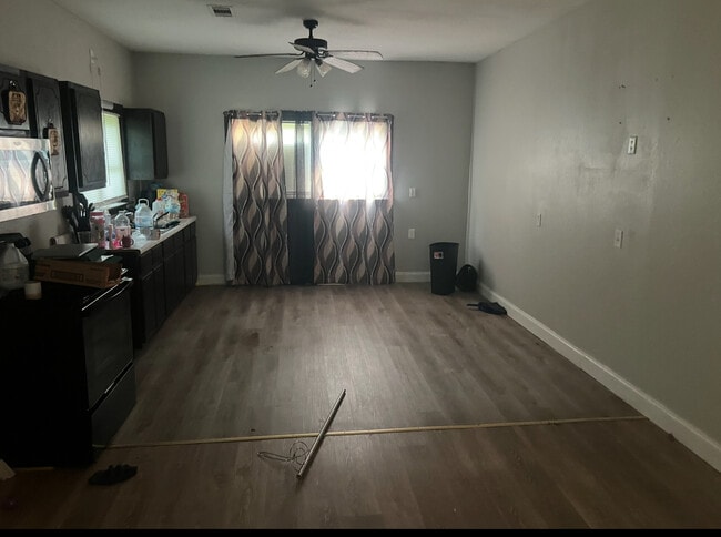 Building Photo - 1137 W 7th St Rental