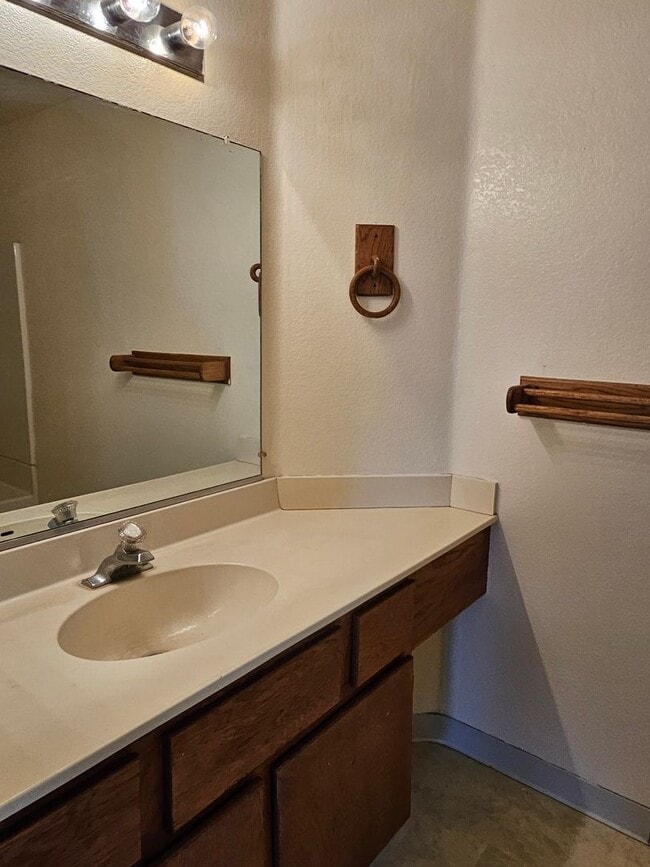 Photo - 3 bedroom 2 bath large yard