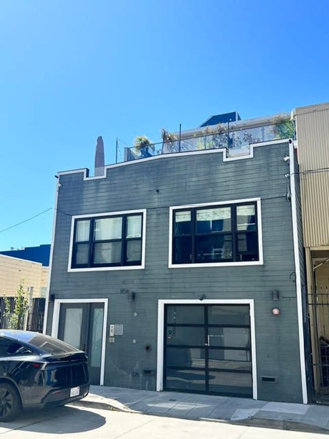 Building Photo - Luxury Penthouse Condo w/Large Private Terrace, Outdoor Kitchen – a must see! PROGRESSIVE Unit 3