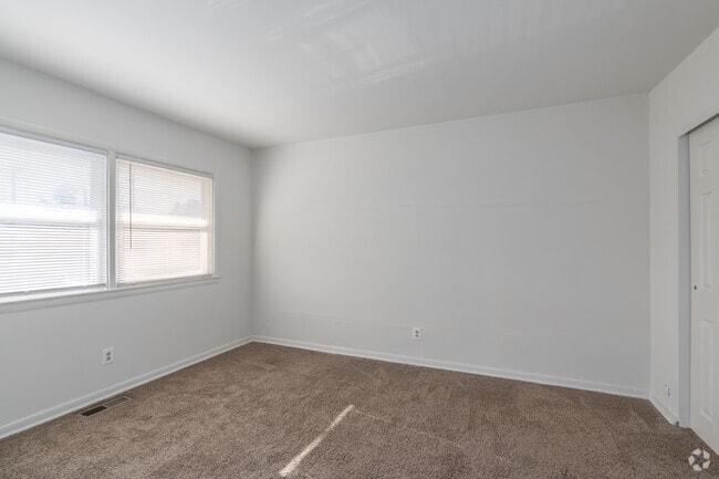 2BR, 1BA - 850SF - Primary Bedroom