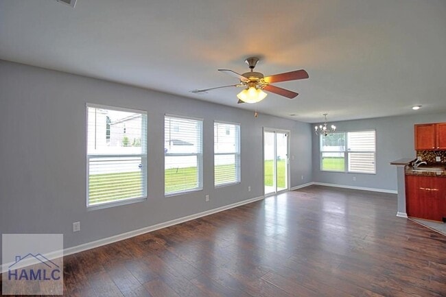 Photo - 207 Bender St