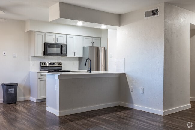 2BR, 2BA - 940SF - Kitchen