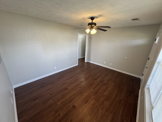 "Cozy Comfort Awaits: Charming 2-Bedroom Home in Oak Grove!"