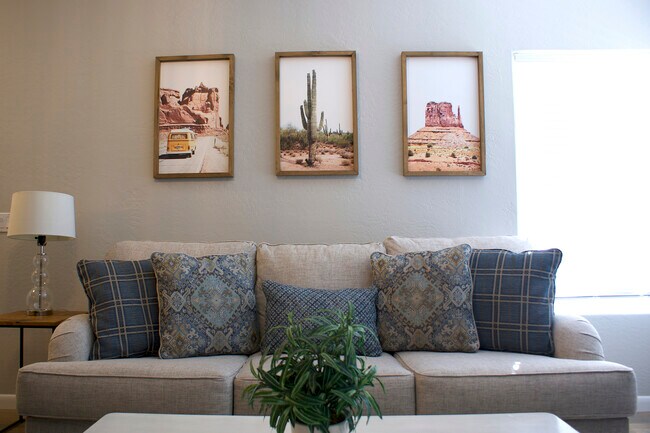 Photo - 525 N Miller Rd