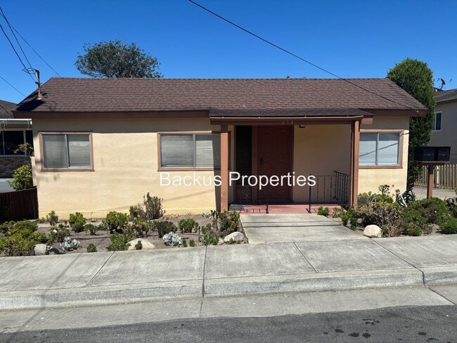 Building Photo - Great three bedroom unit in Monterey Rental