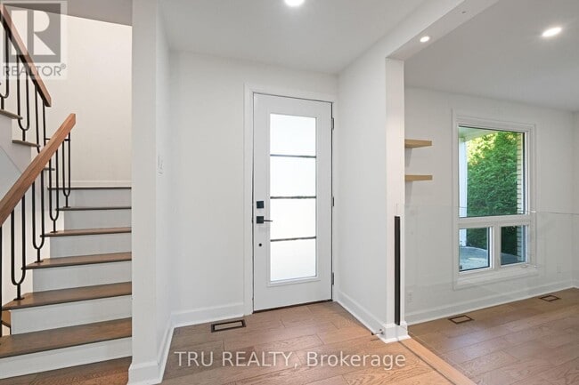 Photo - 12 Apache Crescent