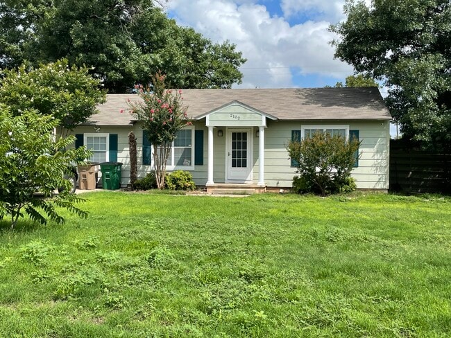 Building Photo - 2102 W Concho Ave