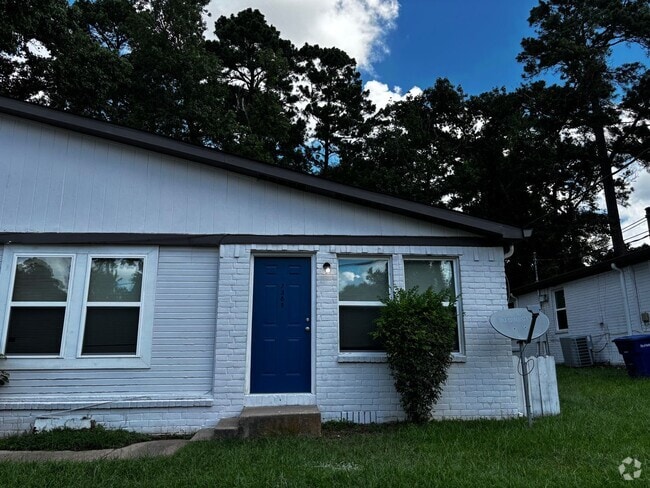 Building Photo - 3 Bedroom 2 Bath Rental