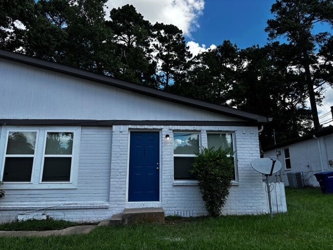 Building Photo - 3 Bedroom 2 Bath Rental