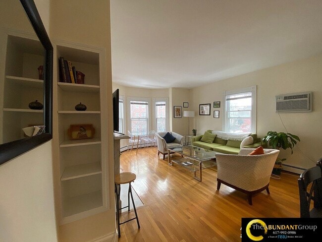 Building Photo - 17 Centre St Unit 2F