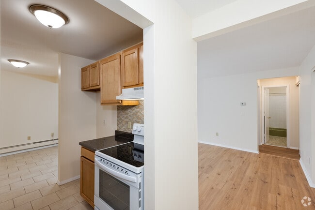 1BR, 1BA - 765SF - Kitchen/Dining Room