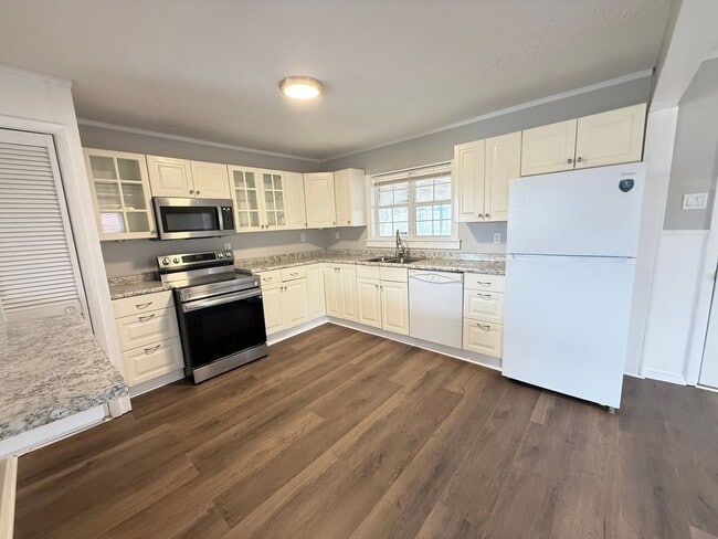 Building Photo - 4 bed, 1.5 bath