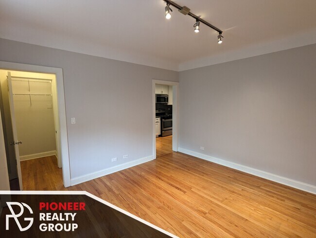 Photo - 2329 N Rockwell St Unidad C1