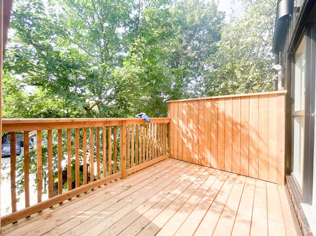 Building Photo - 474 Palmerston Blvd Unit 2