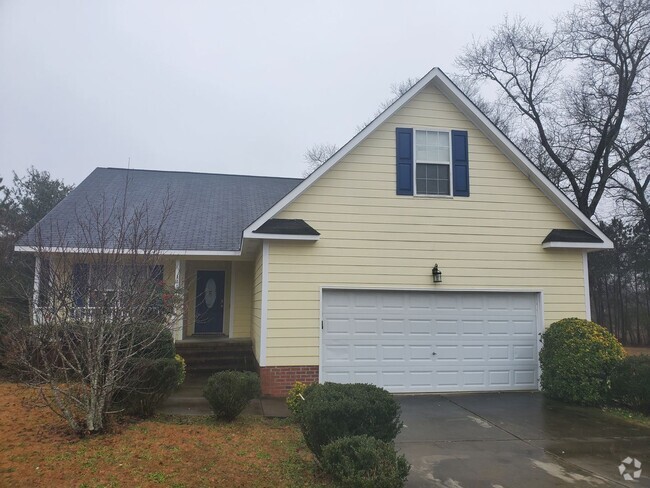 Building Photo - 3 bd/ 2 ba located MINUTES from Fort Bragg... Rental