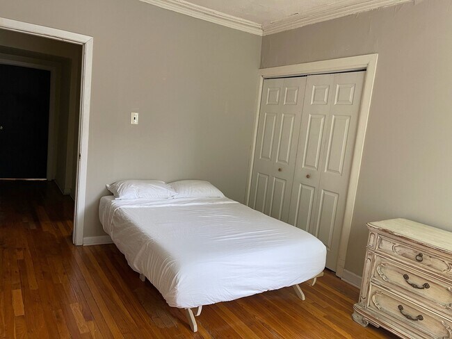Bedroom #2 - 1318 W Sunnyside Ave Unit S8