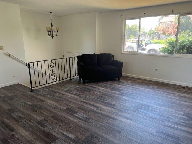 Photo - 375 NW North St