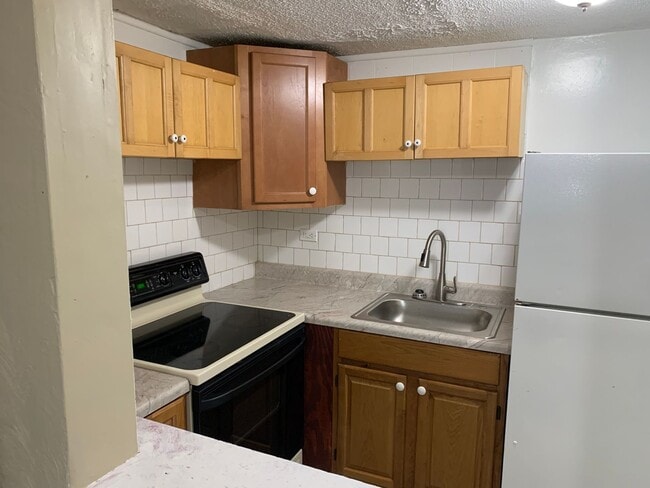 Building Photo - Recently updated Reading City 2 bedroom to... Rental