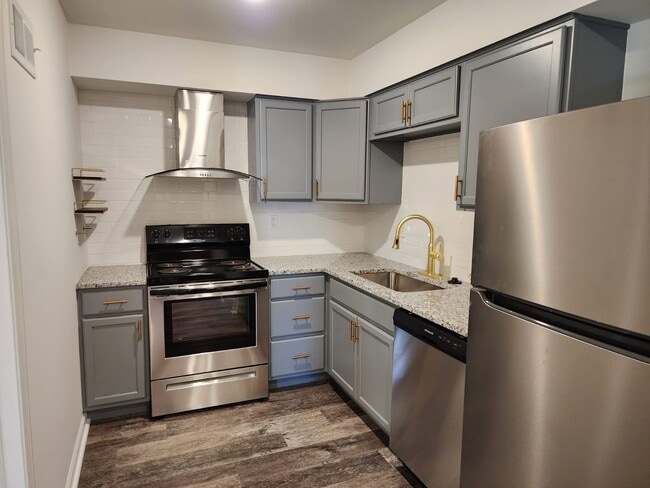 Kitchen - Pinecrest Apartments