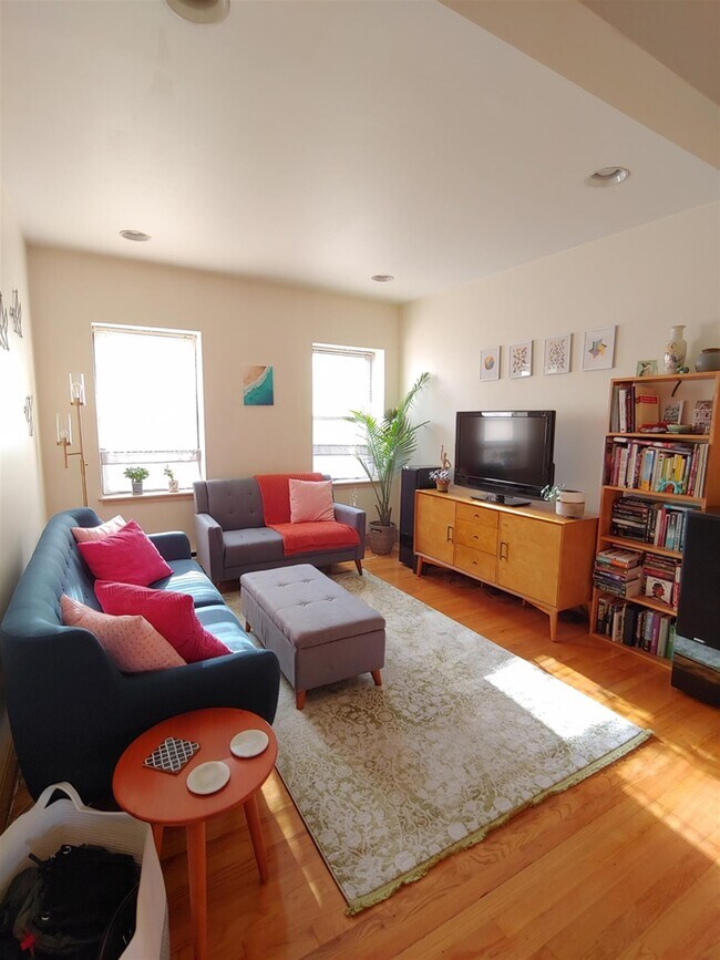 Building Photo - 32 Ivaloo St