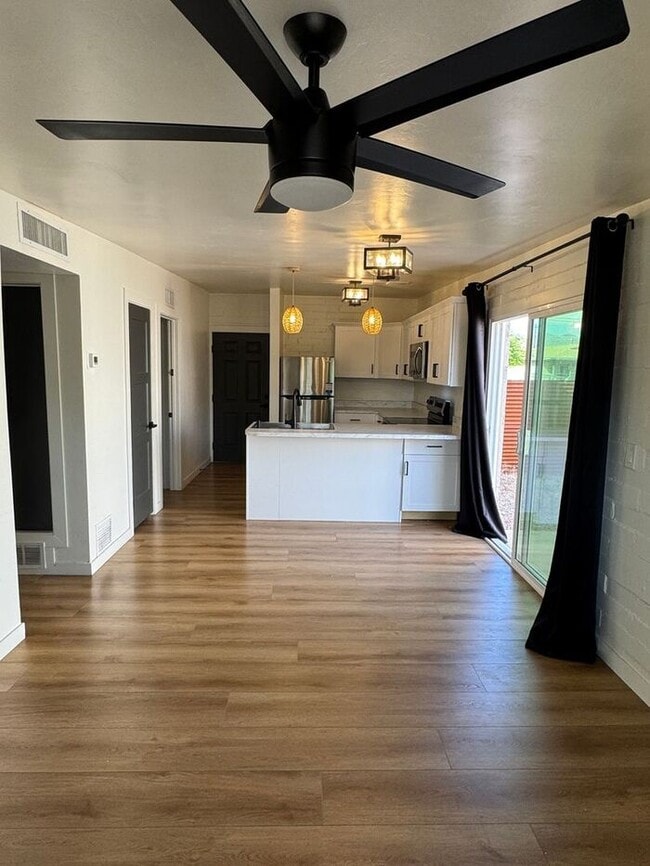 Photo - 205 W 25th St