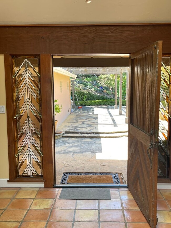 Building Photo - Spacious hilltop home, cul de sac location, fabulous views, Excellent Palo Alto Schools!